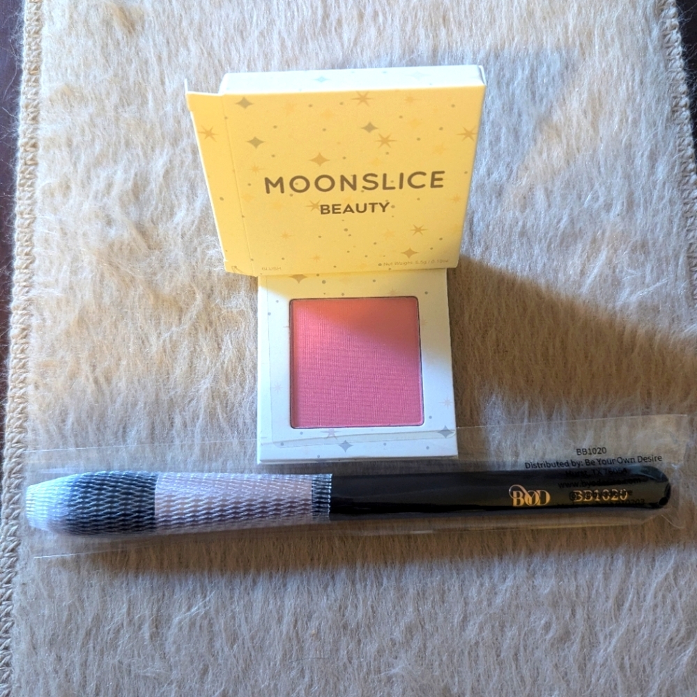 Moonslice Beauty blush with BYOD brush